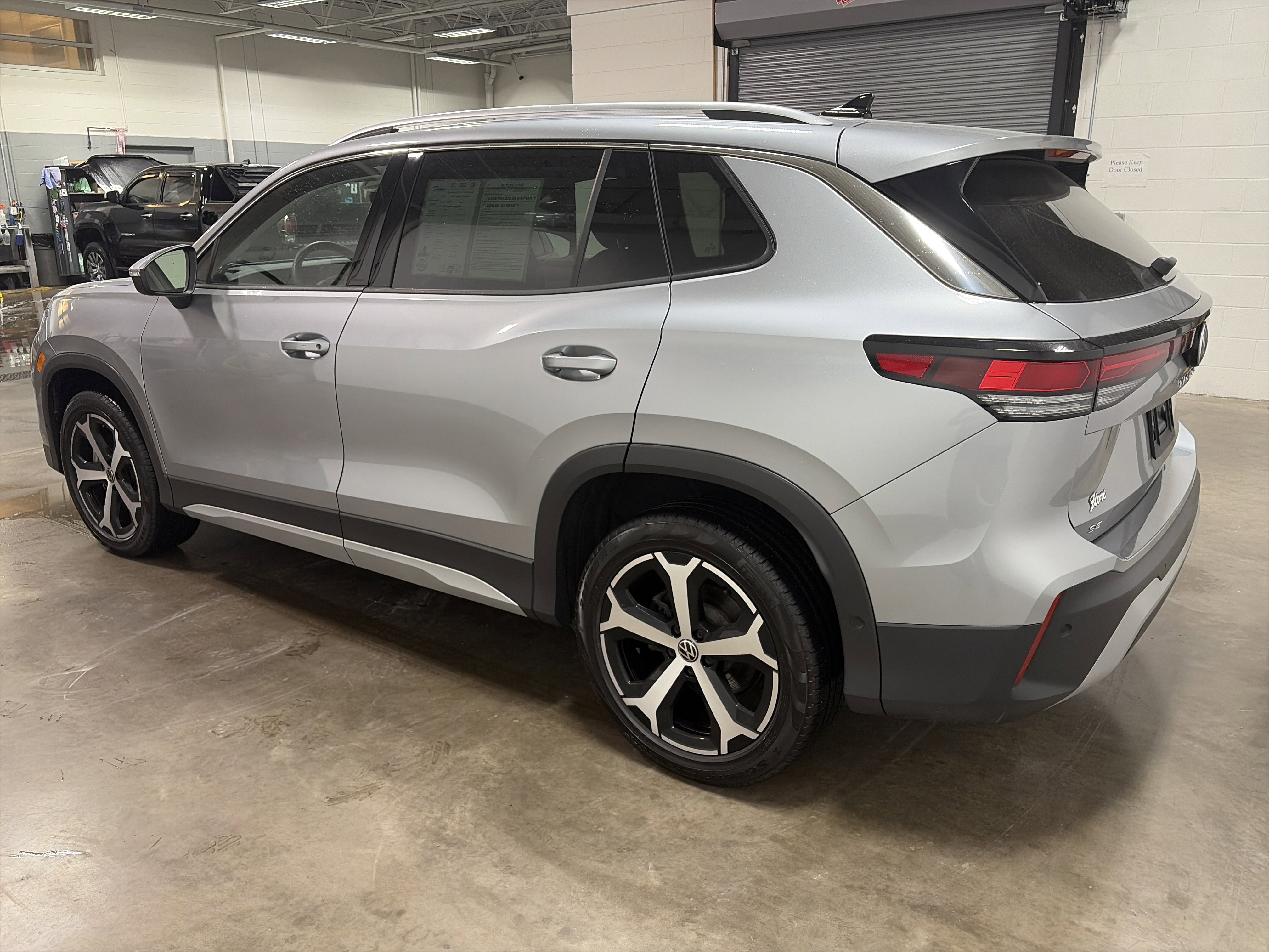 Certified 2025 Volkswagen Tiguan SE image 5