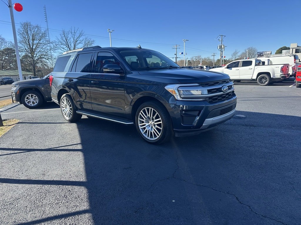 Used 2023 Ford Expedition XLT image 2
