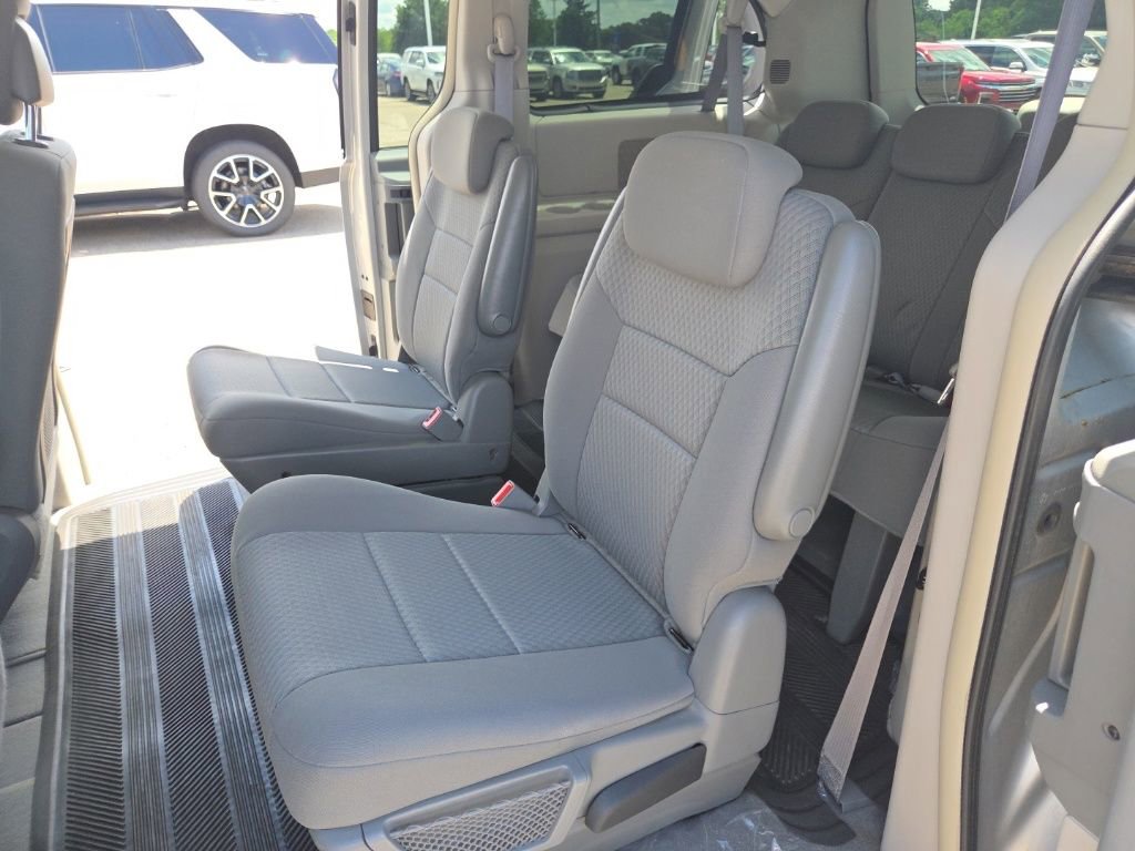 Used 2010 Chrysler Town & Country Touring w/ Entertainment Group #2 FWD image 7