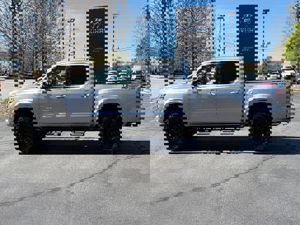 Used 2020 Toyota Tacoma TRD Sport image 3