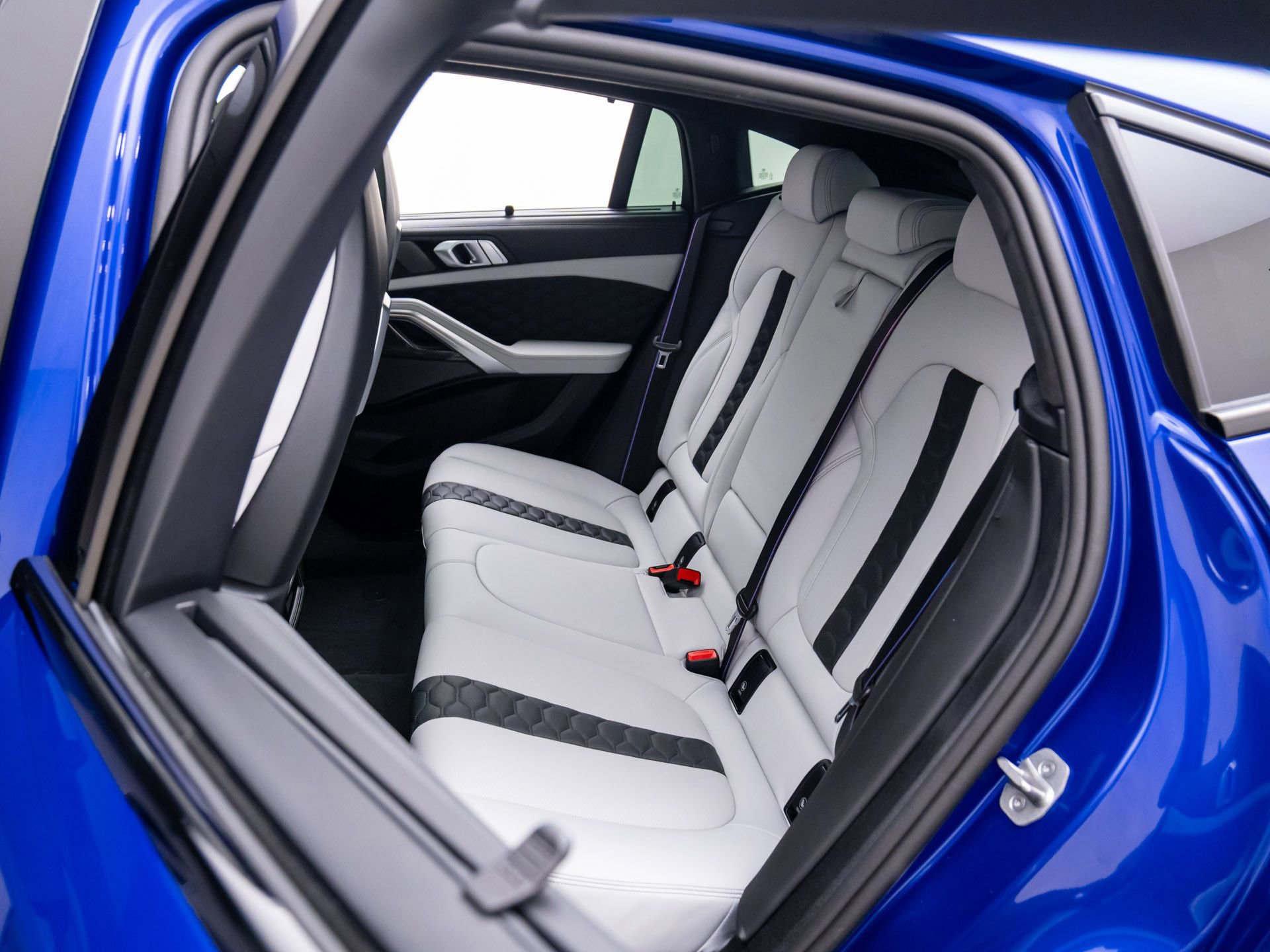 Used 2025 BMW X6 M Competition w/ Executive Package image 16