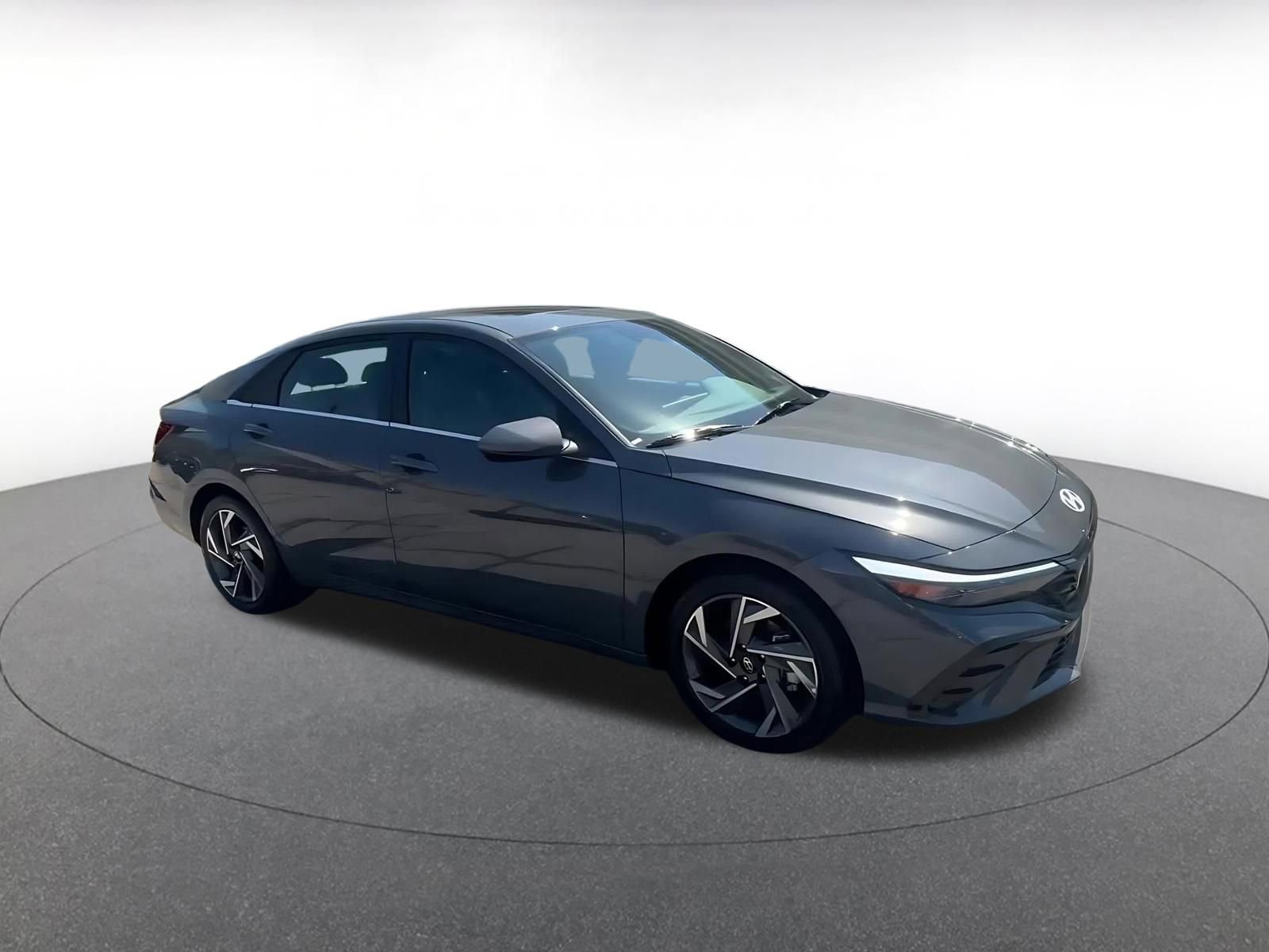 Used 2025 Hyundai Elantra SEL image 2