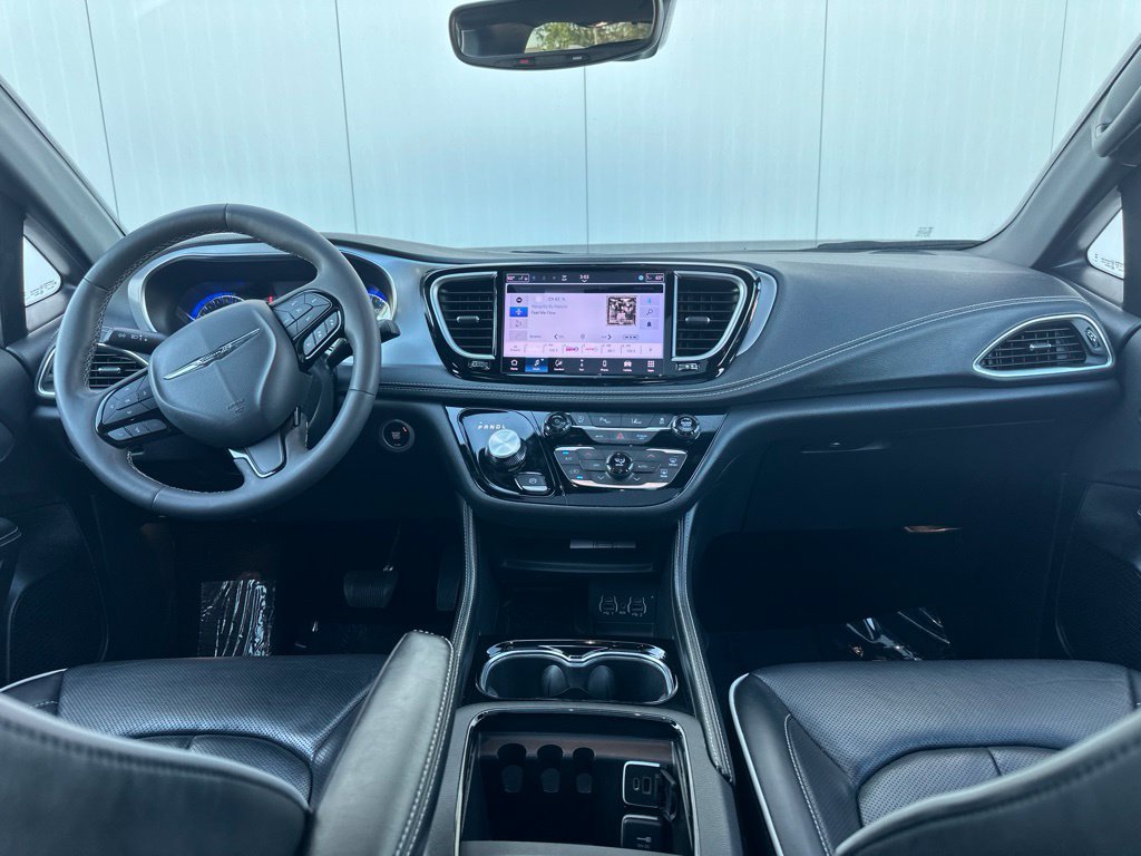 Used 2025 Chrysler Pacifica Limited FWD image 32
