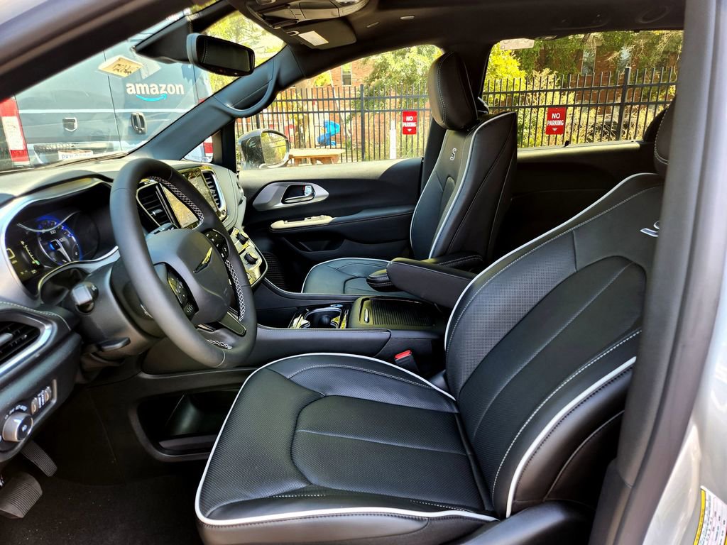 New 2026 Chrysler Pacifica Limited w/ Uconnect Theater Family Group image 15