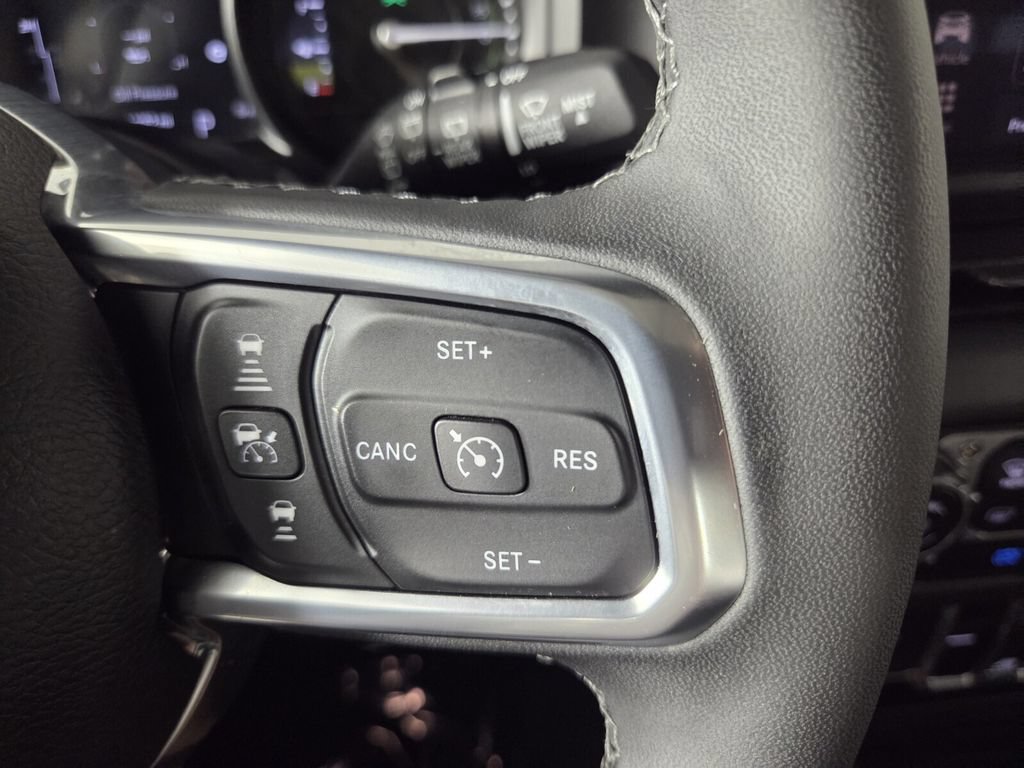 Used 2025 Jeep Wrangler Unlimited Sahara AWD/4WD image 17