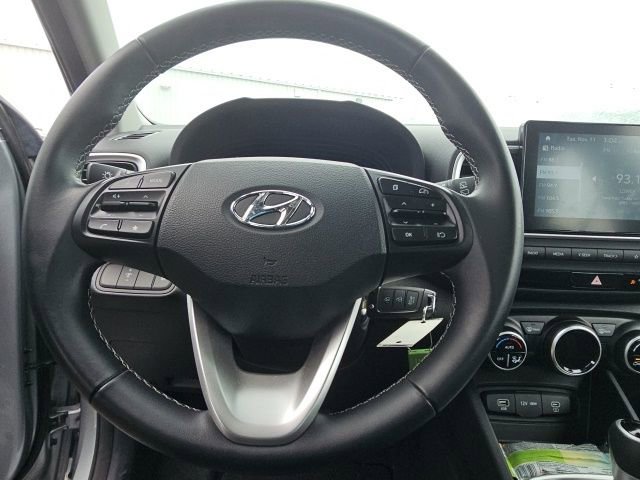Used 2023 Hyundai Venue SEL image 29