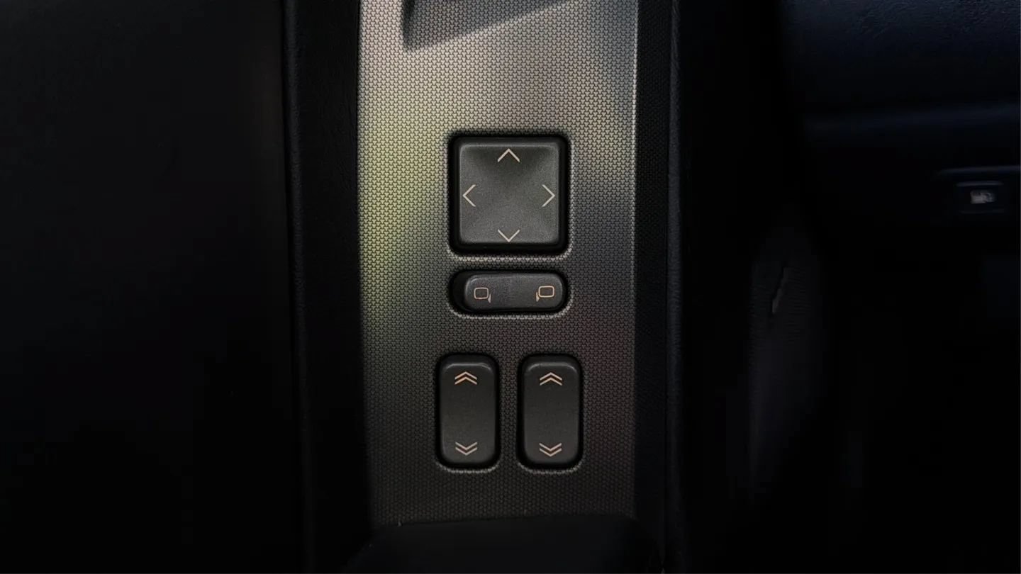 Used 2004 Cadillac XLR RWD image 37