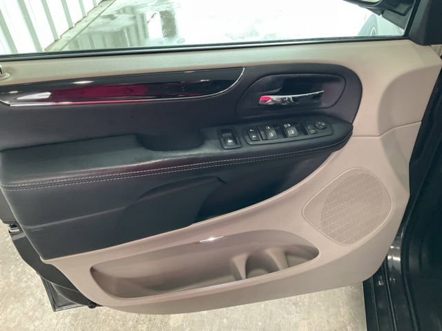 Used 2016 Dodge Grand Caravan SXT image 4