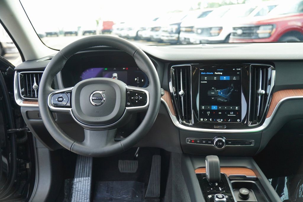 Used 2024 Volvo V60 B5 Cross Country Plus image 11