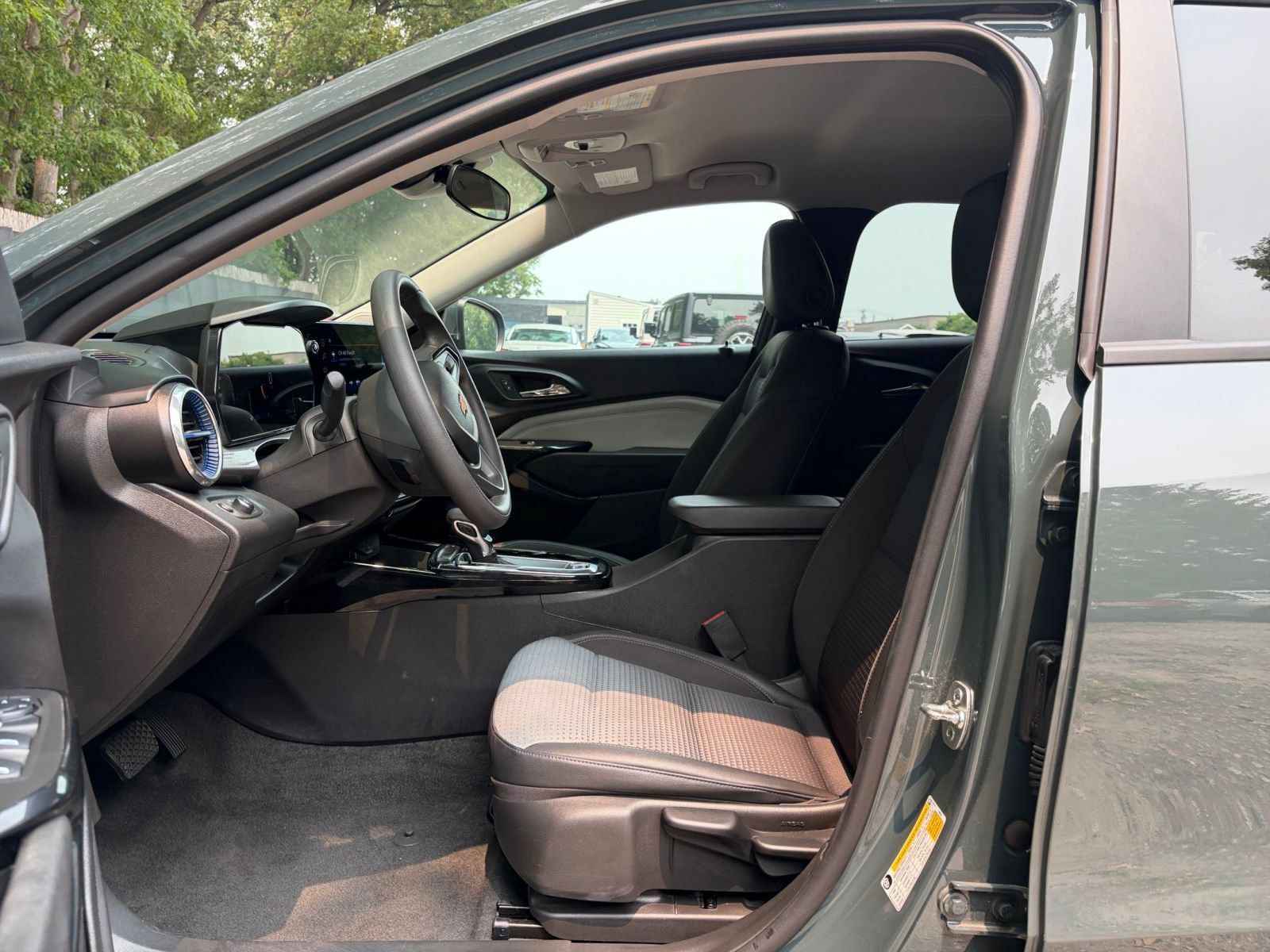 Used 2025 Chevrolet Trax LT FWD image 25