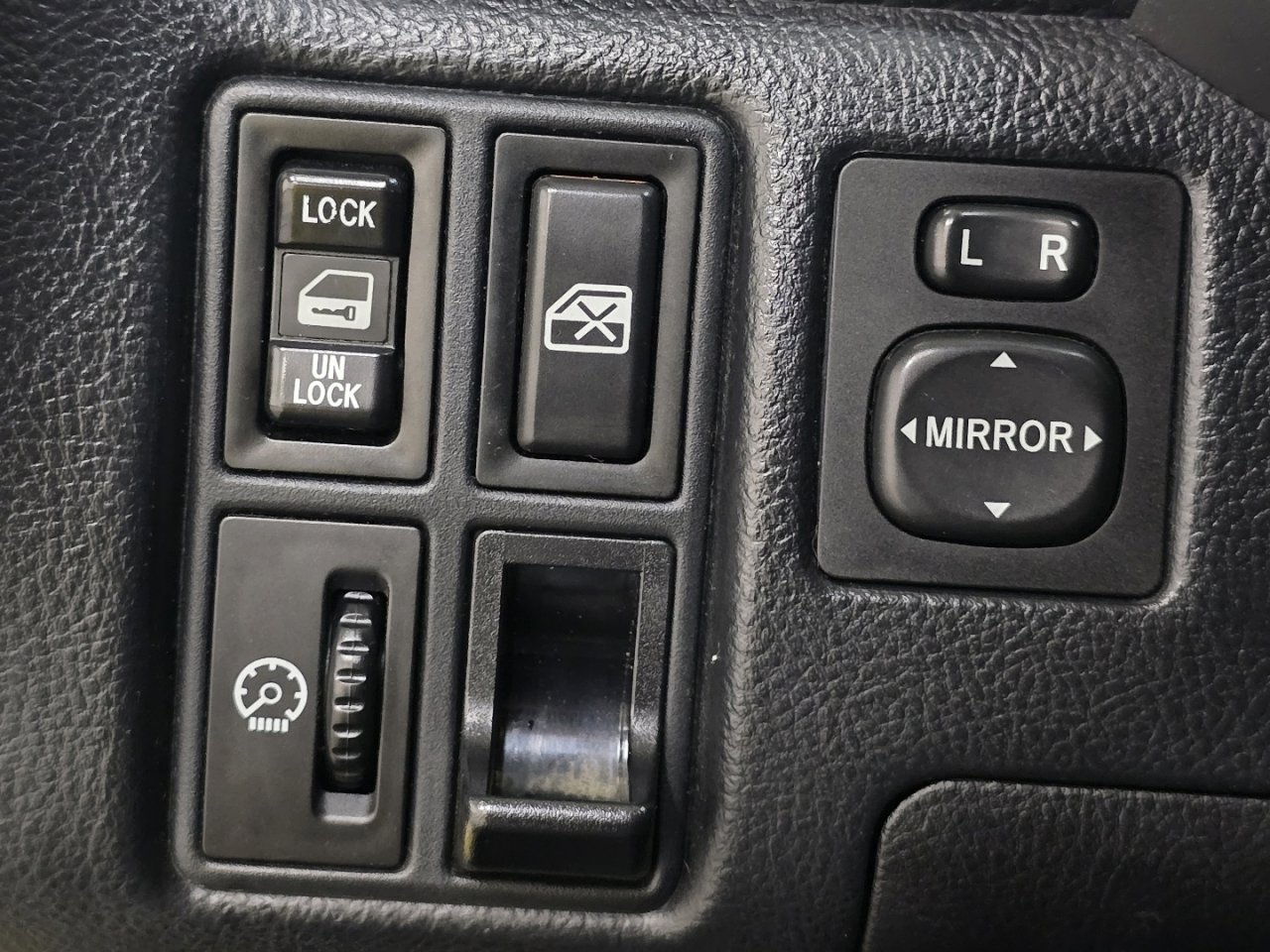 Used 2000 Toyota MR2 Base image 20