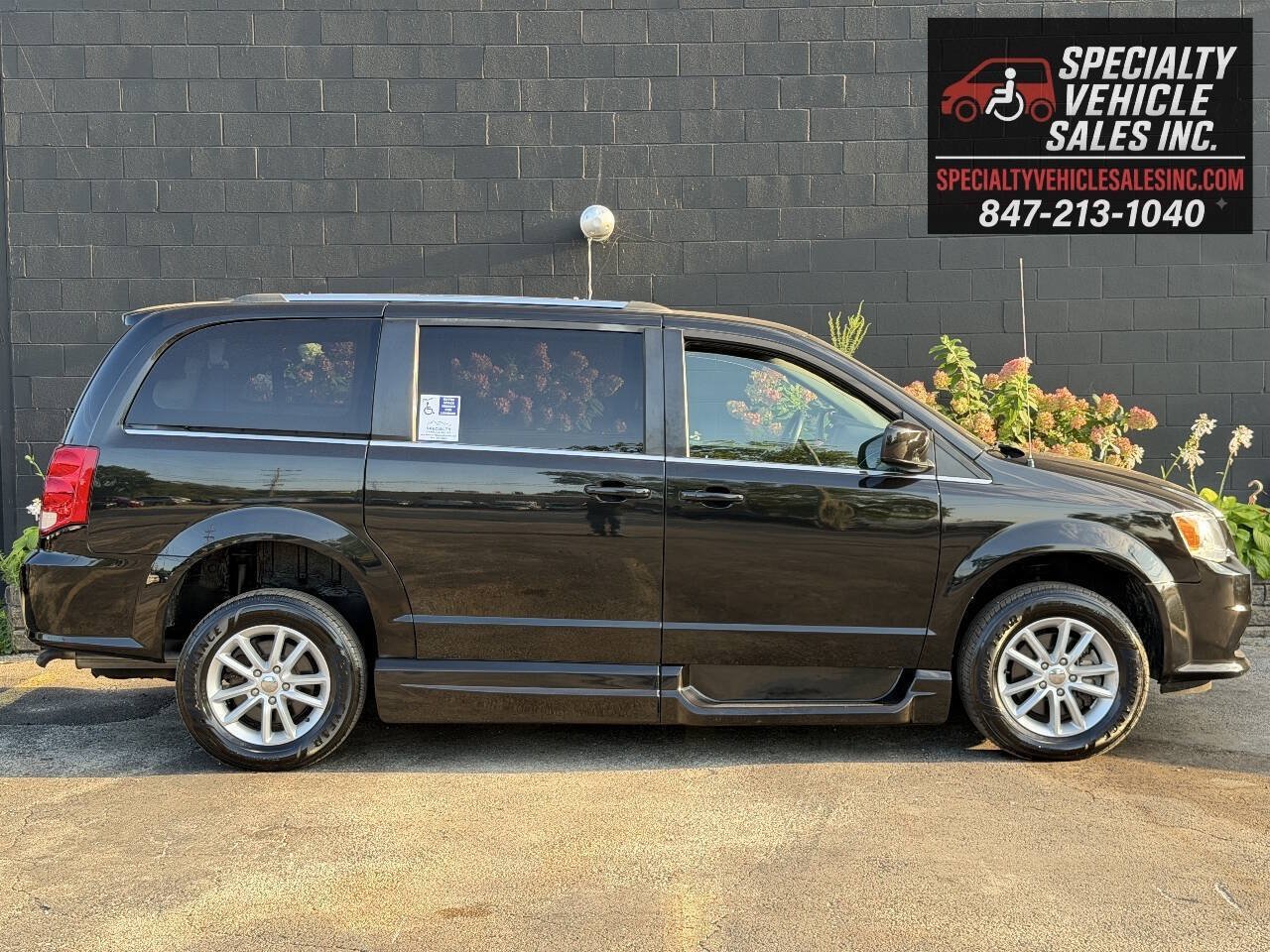Used 2018 Dodge Grand Caravan SXT FWD image 4