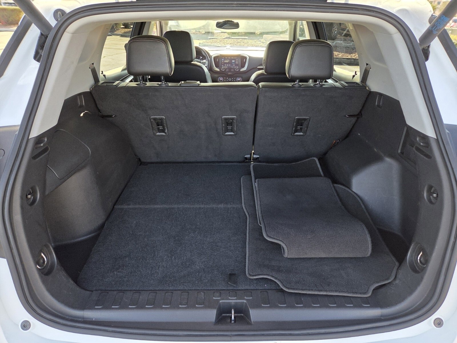 Used 2024 GMC Terrain SLT image 13