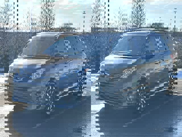 Used 2020 Toyota Sienna XLE image 1