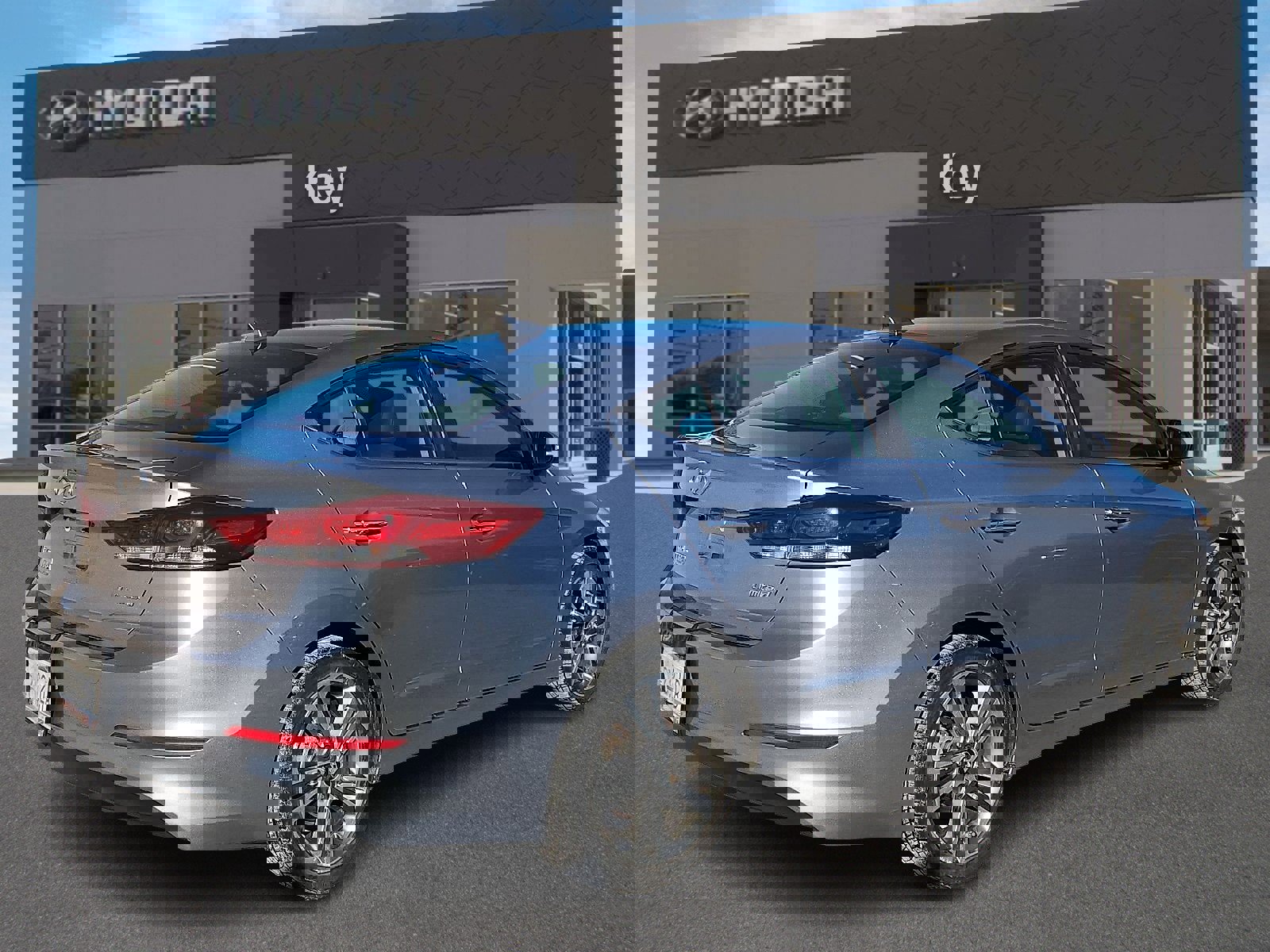 Used 2017 Hyundai Elantra Limited w/ Limited Tech Package 04 image 4