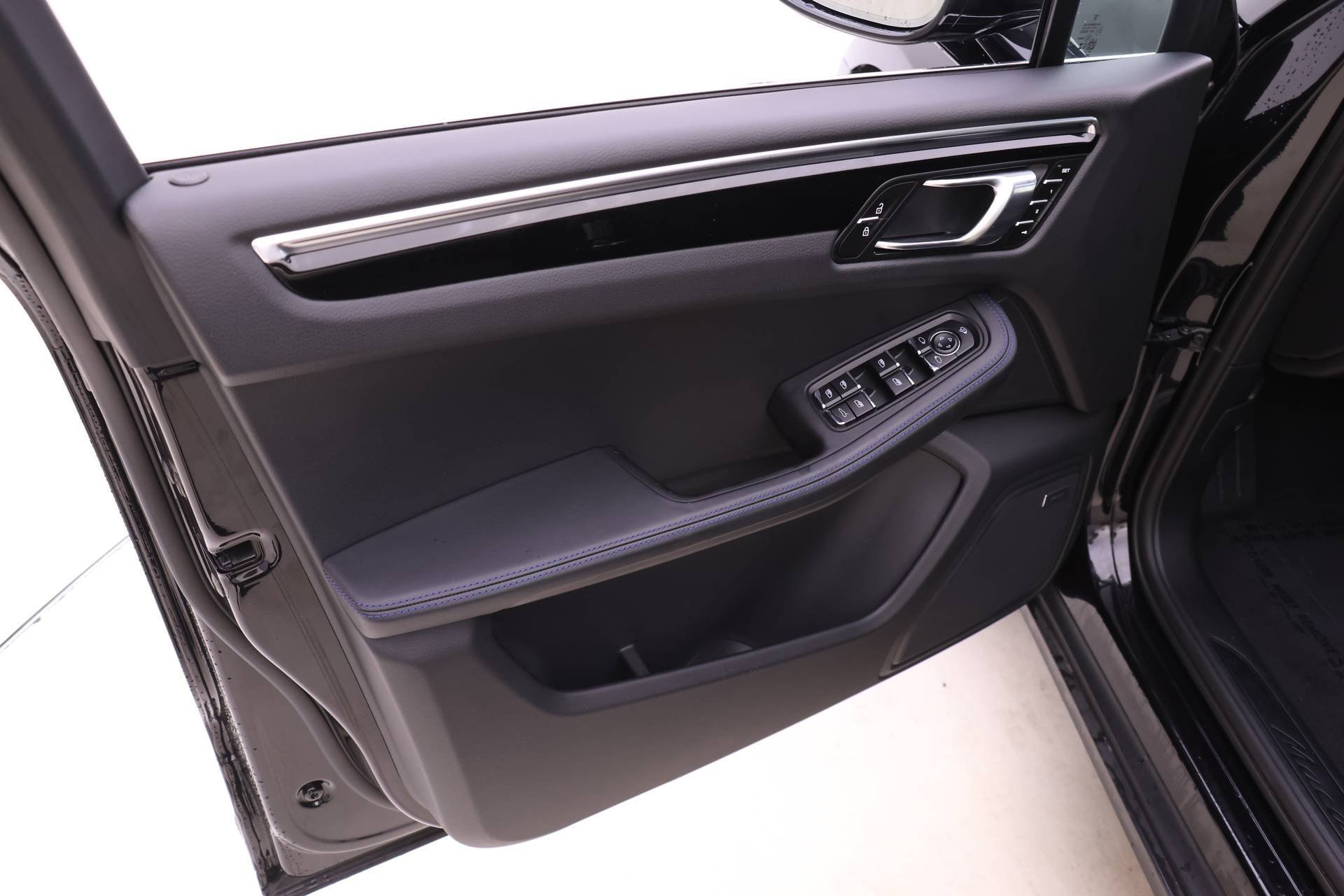 Used 2025 Porsche Macan image 15