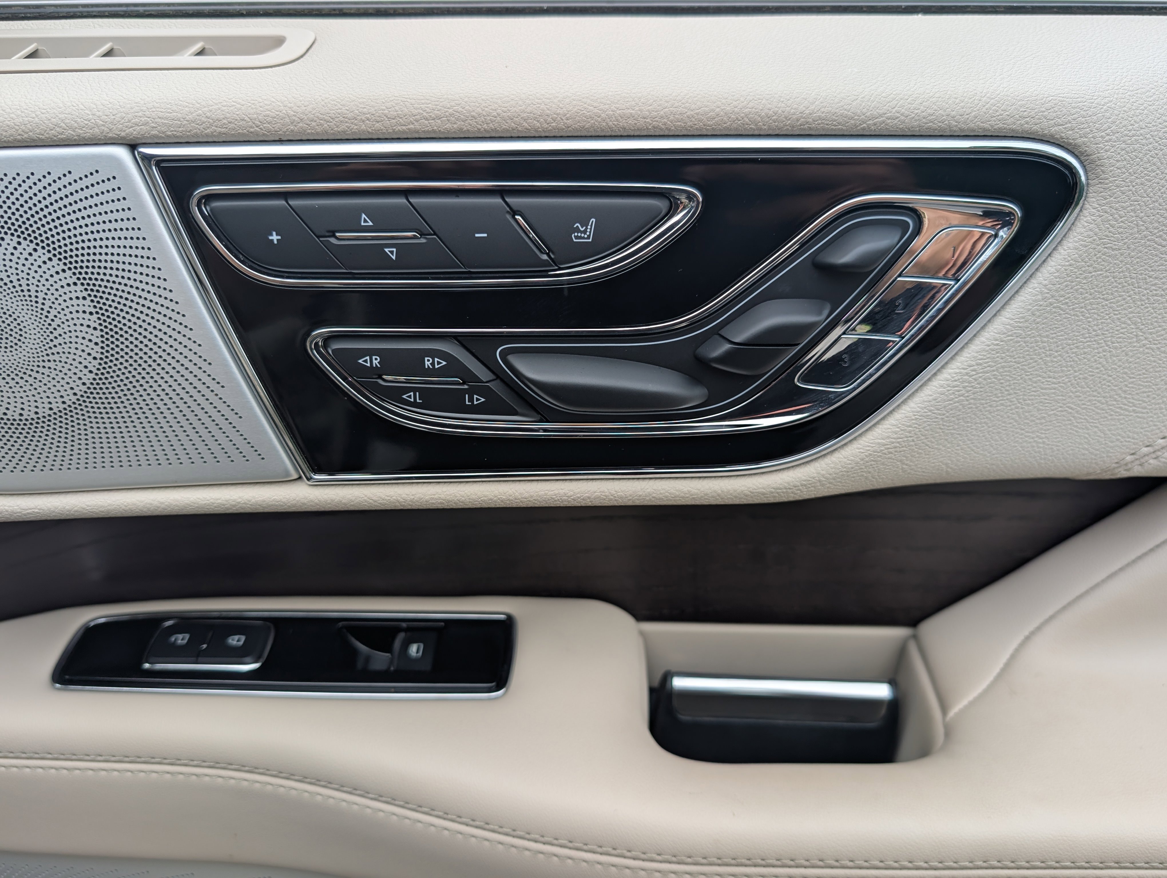 Used 2021 Lincoln Navigator Reserve w/ Luxury Package RWD image 18