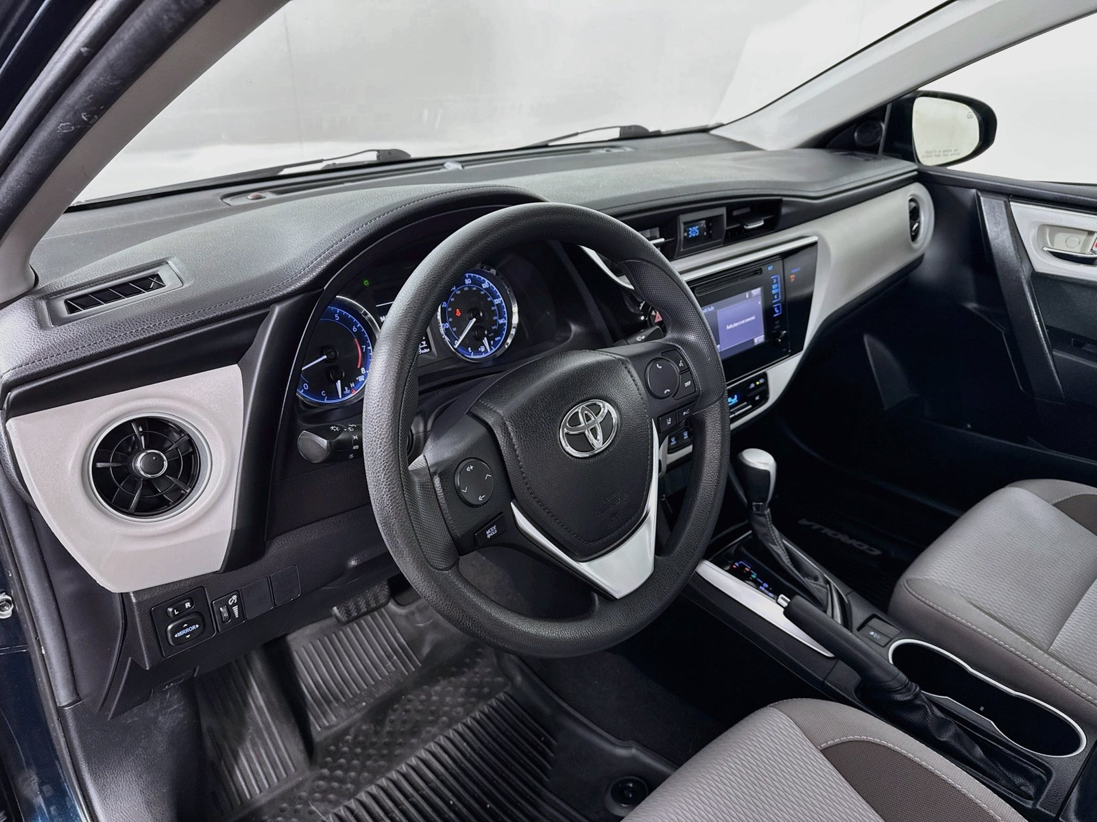 Used 2018 Toyota Corolla LE FWD image 9