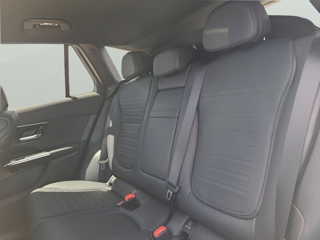 Used 2025 Mercedes-Benz GLC 300 4MATIC image 7