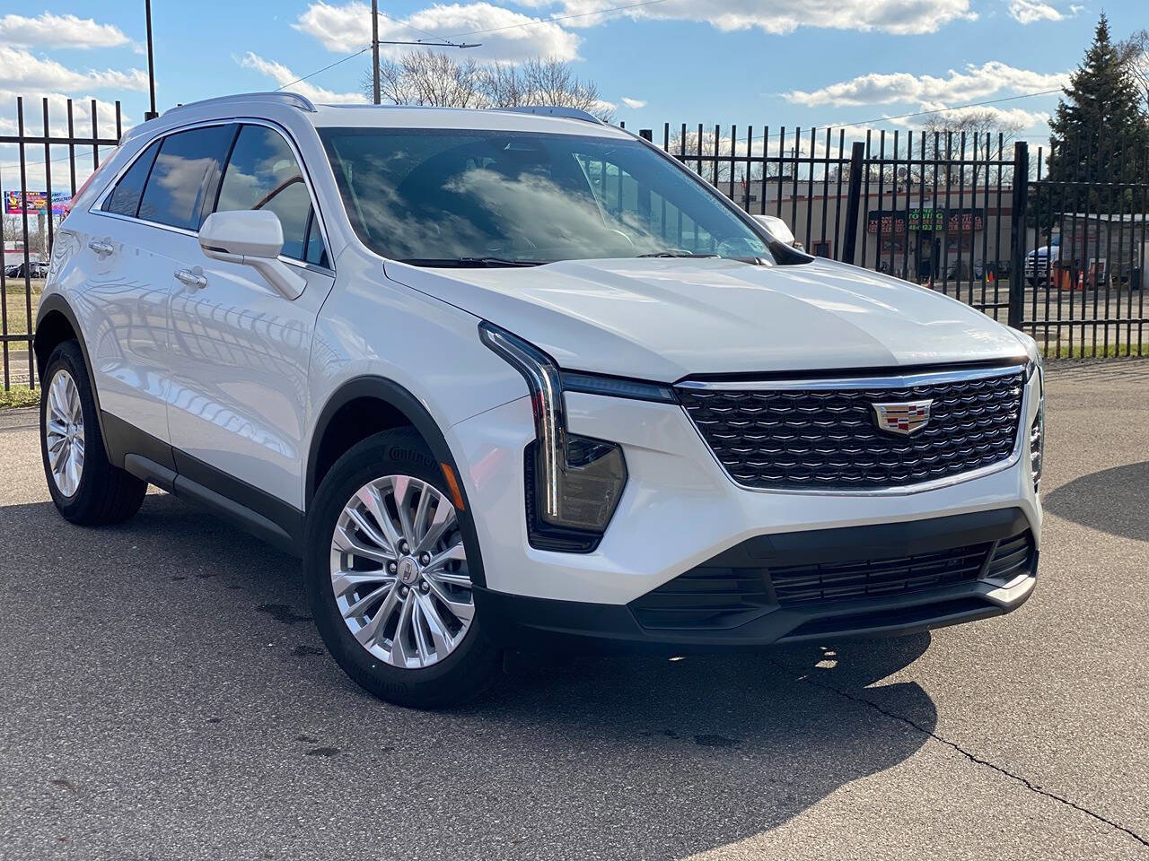 Used 2024 Cadillac XT4 Luxury w/ Cold Weather Package AWD/4WD image 1