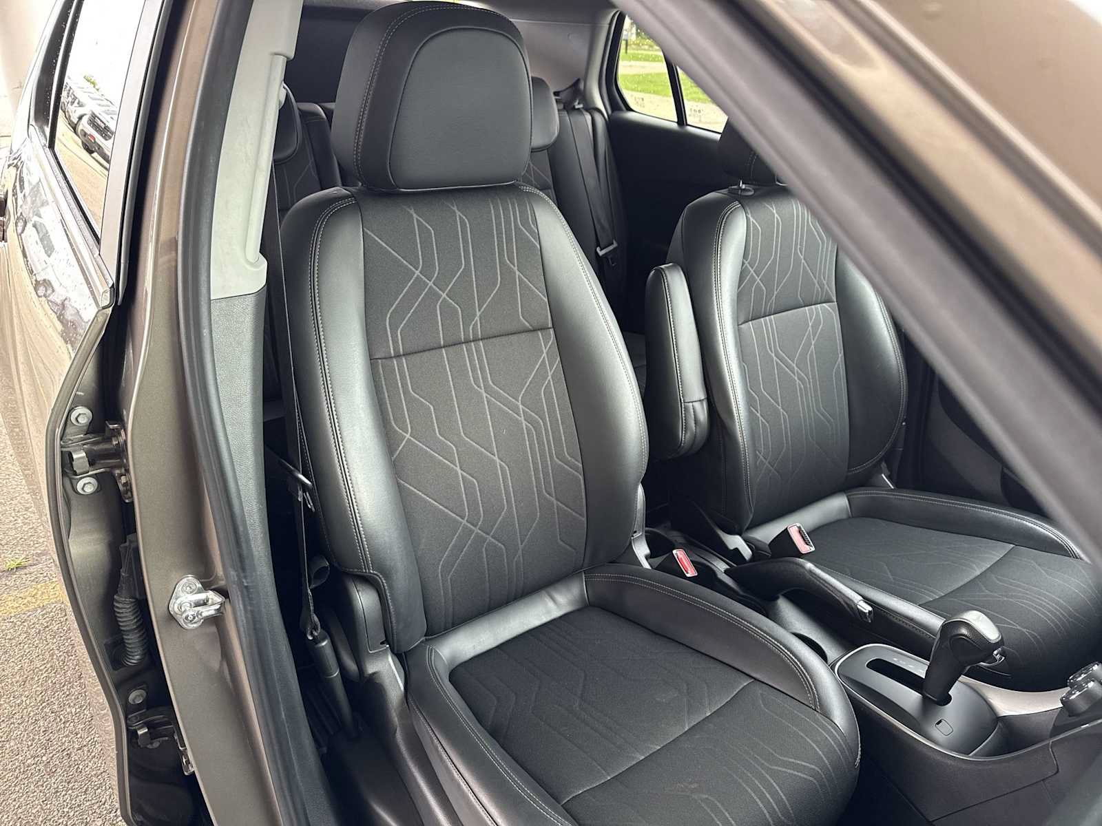 Certified 2020 Chevrolet Trax LT w/ LT Convenience Package FWD image 24