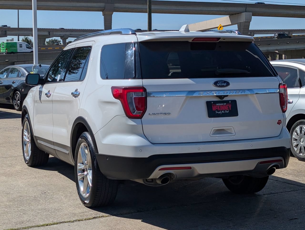 Used 2017 Ford Explorer Limited w/ Equipment Group 301A FWD image 4