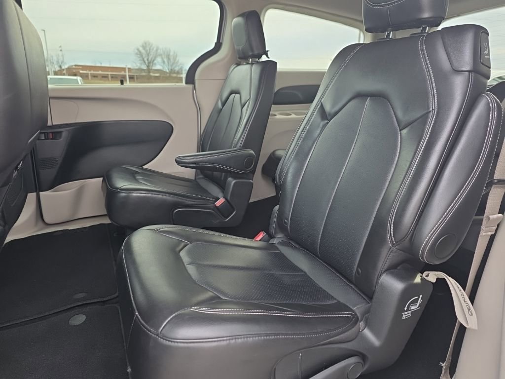 Used 2024 Chrysler Pacifica Touring-L FWD image 10