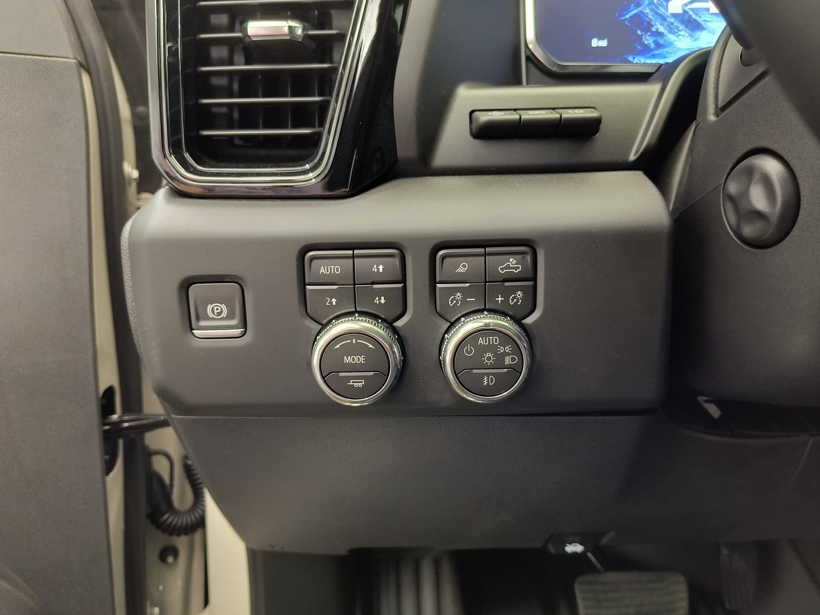 New 2026 GMC Sierra 1500 AT4 w/ Technology Package AWD/4WD image 16