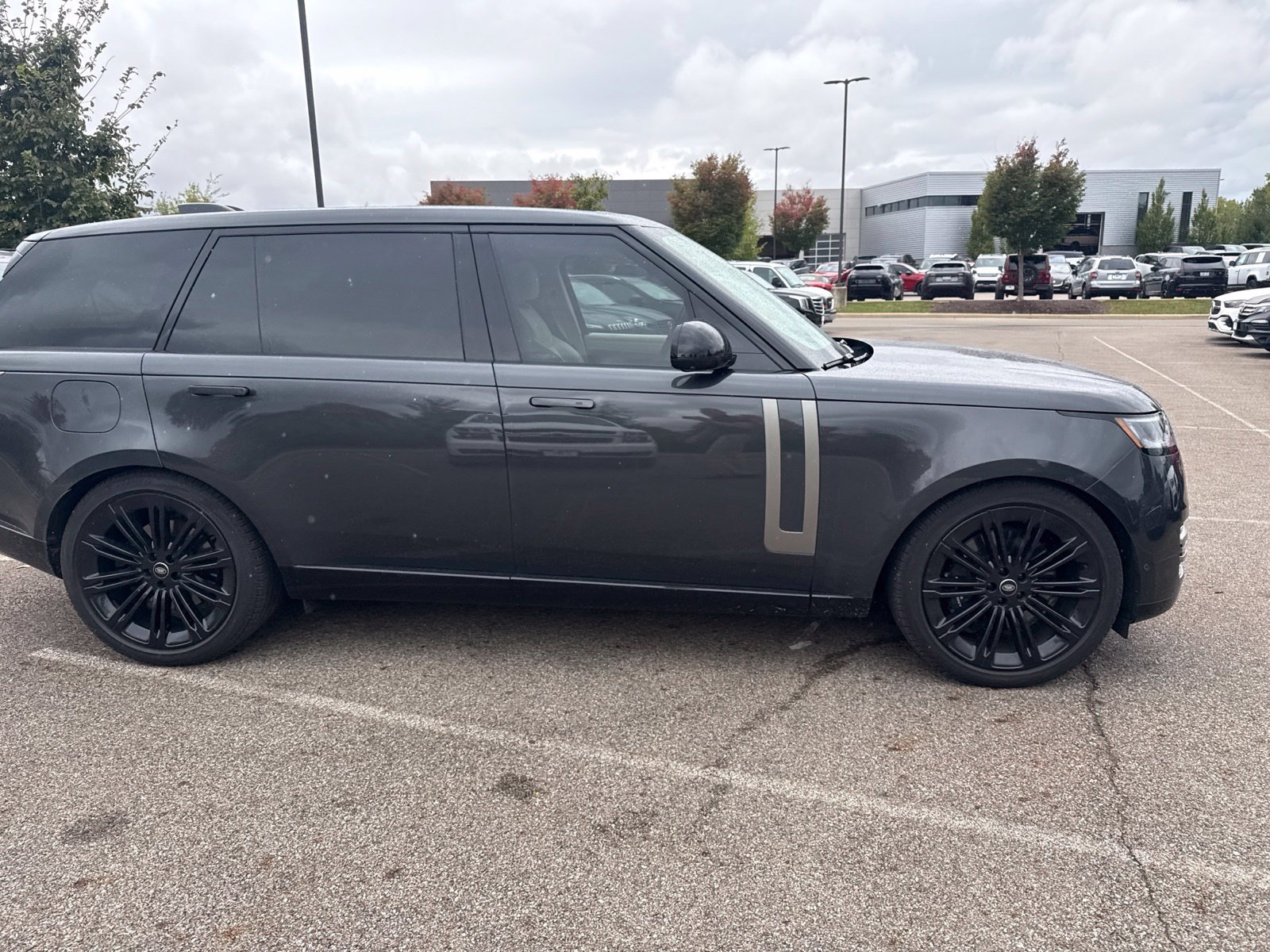 Used 2024 Land Rover Range Rover Long Wheelbase SE AWD/4WD image 4