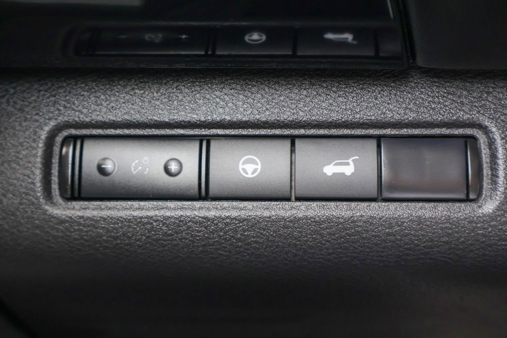 Used 2025 Nissan Pathfinder SV image 18