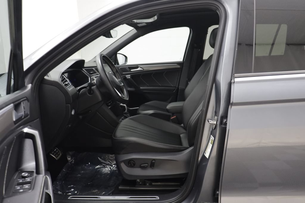 Certified 2023 Volkswagen Tiguan SE R-Line FWD image 5