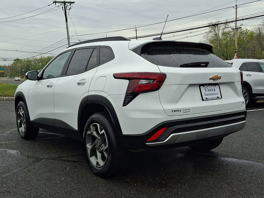 Used 2025 Chevrolet Trax LT FWD image 7