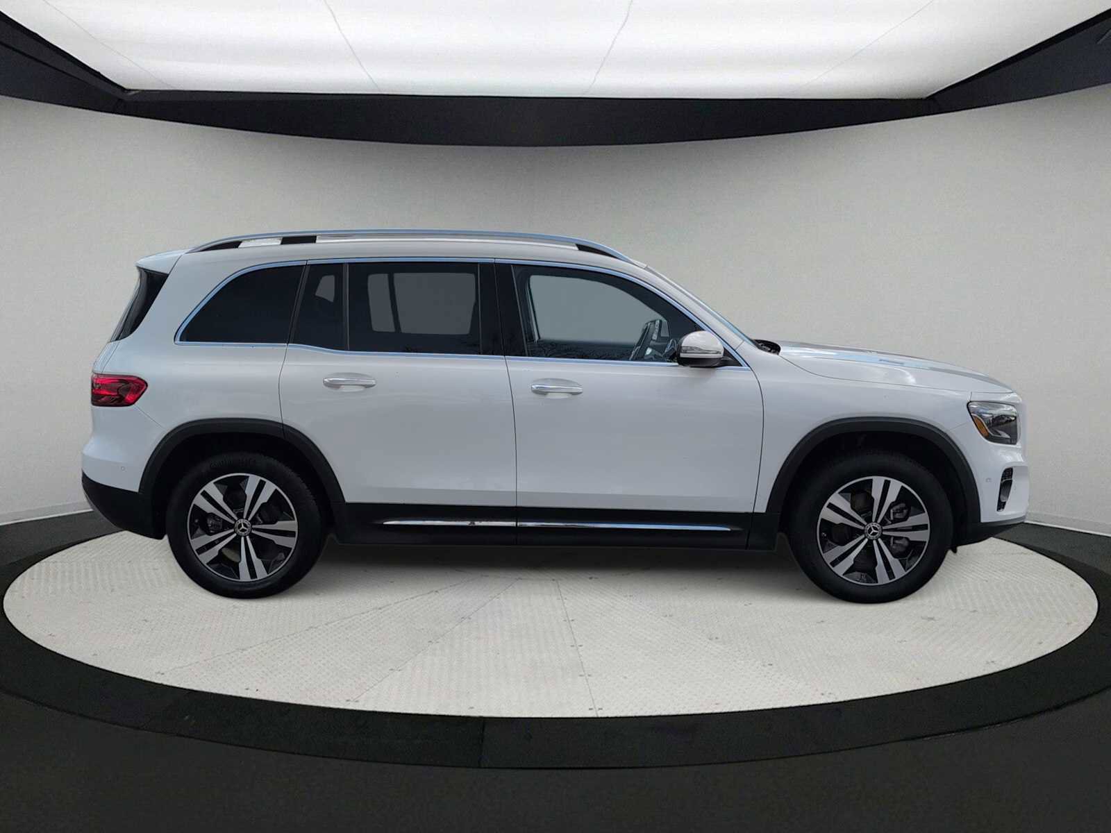 Used 2024 Mercedes-Benz GLB 250 4MATIC image 9