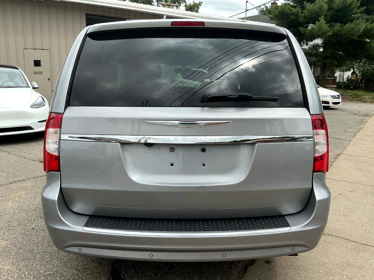 Used 2013 Chrysler Town & Country Touring-L w/ Driver Convenience Group image 4