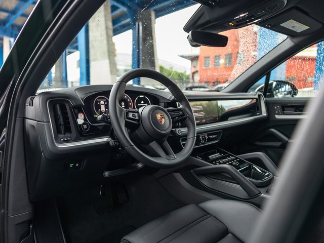Used 2026 Porsche Cayenne E-Hybrid AWD/4WD image 4