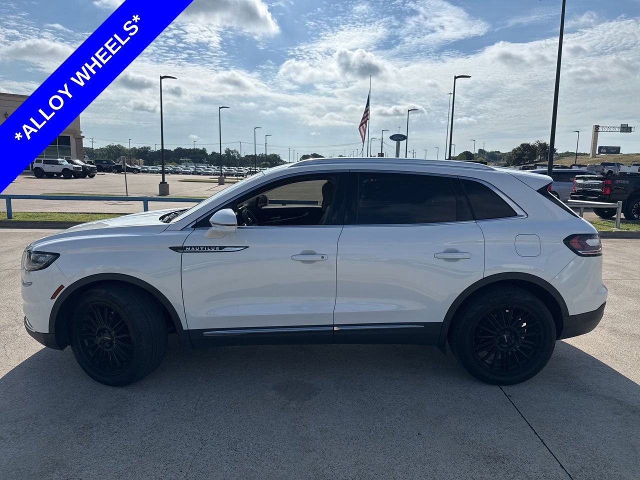 Used 2022 Lincoln Nautilus FWD w/ Premium Package image 3