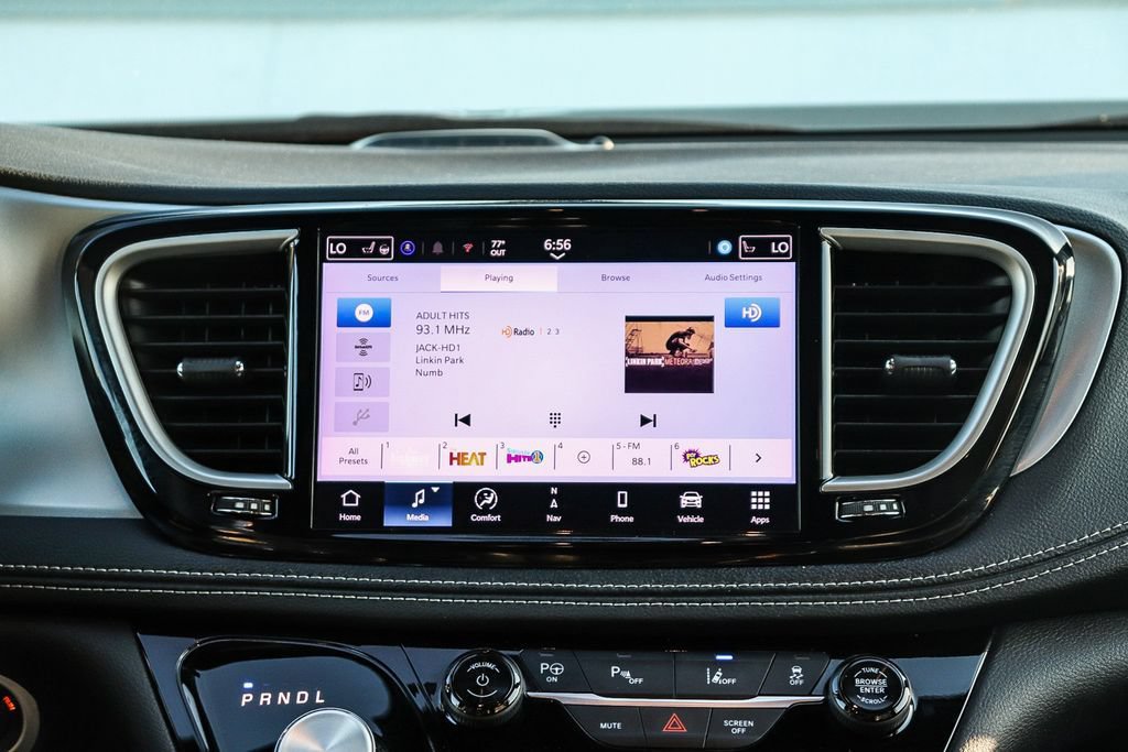 Used 2024 Chrysler Pacifica Limited FWD image 16