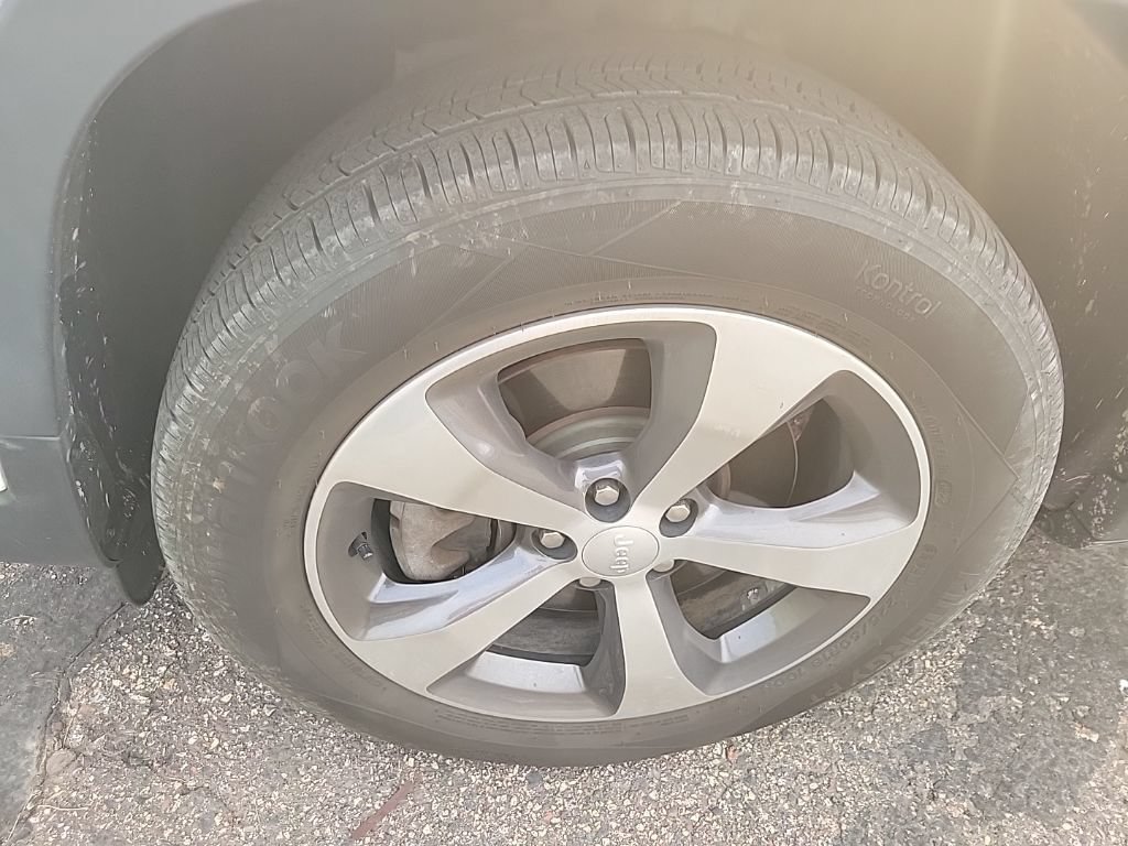 Used 2019 Jeep Cherokee Limited AWD/4WD image 18