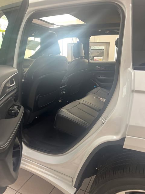 Used 2023 Jeep Grand Cherokee Overland AWD/4WD image 33