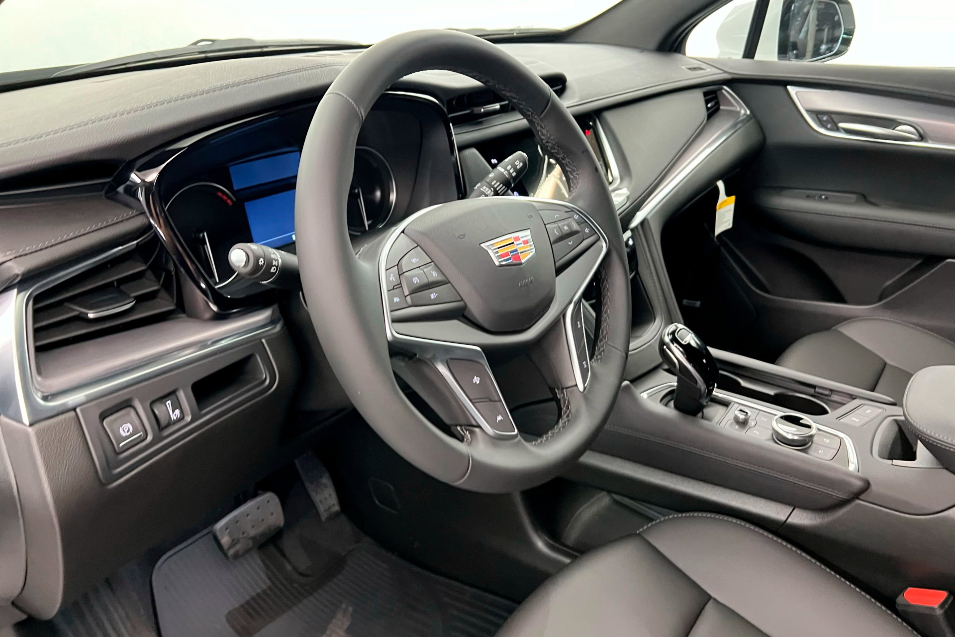 New 2025 Cadillac XT5 Luxury image 16