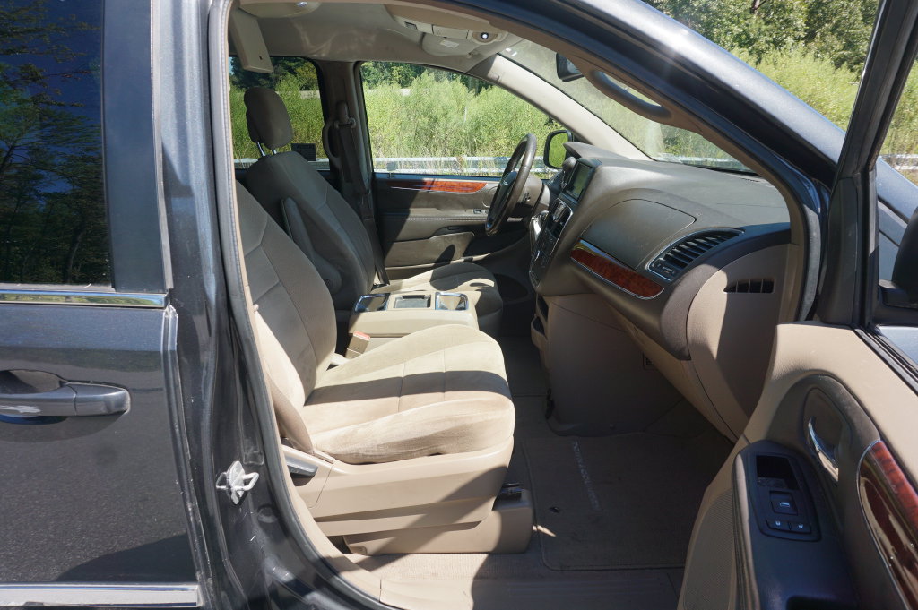 Used 2012 Chrysler Town & Country Touring w/ Entertainment Group #1 FWD image 16