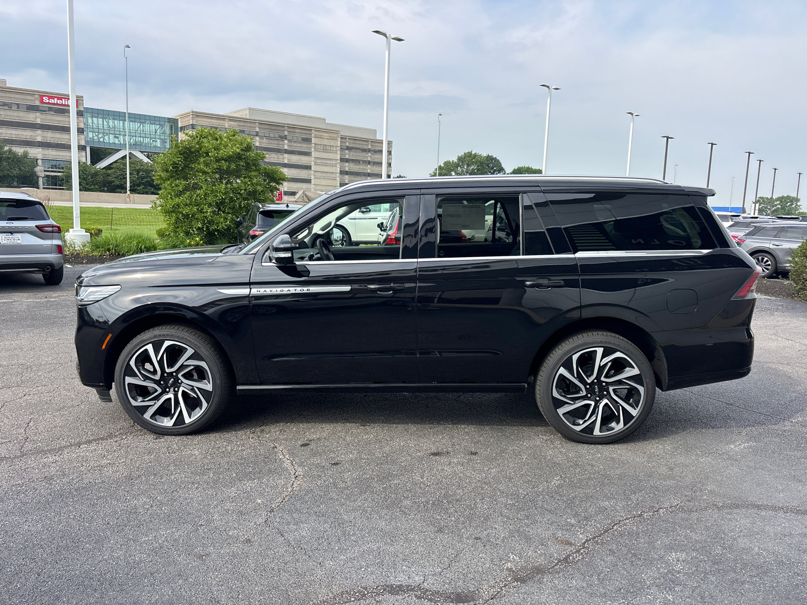 New 2026 Lincoln Navigator Reserve AWD/4WD image 4