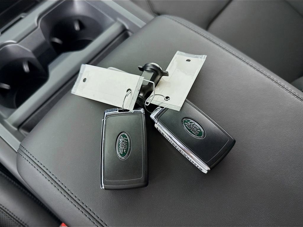 Used 2025 Land Rover Defender 110 X-Dynamic SE image 17