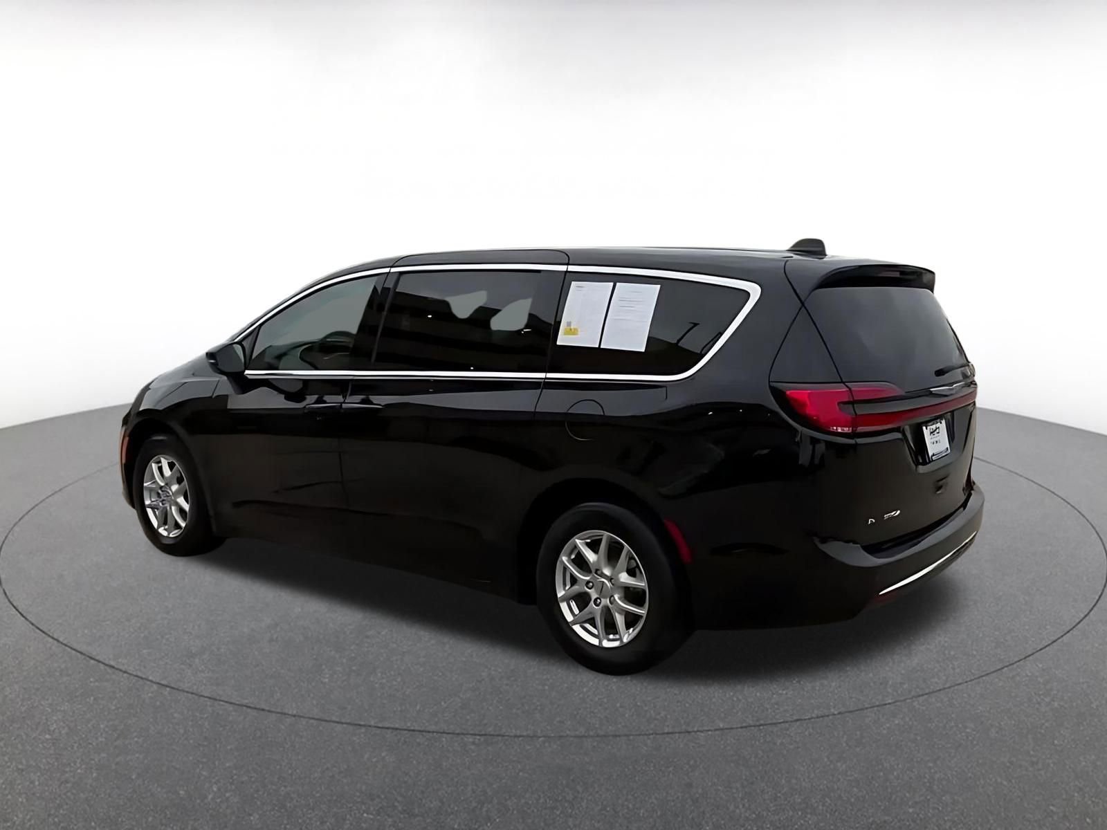 Used 2025 Chrysler Pacifica Select image 10