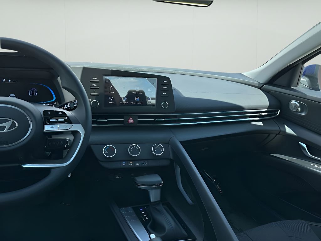 Used 2025 Hyundai Elantra SE w/ Cargo Package image 24