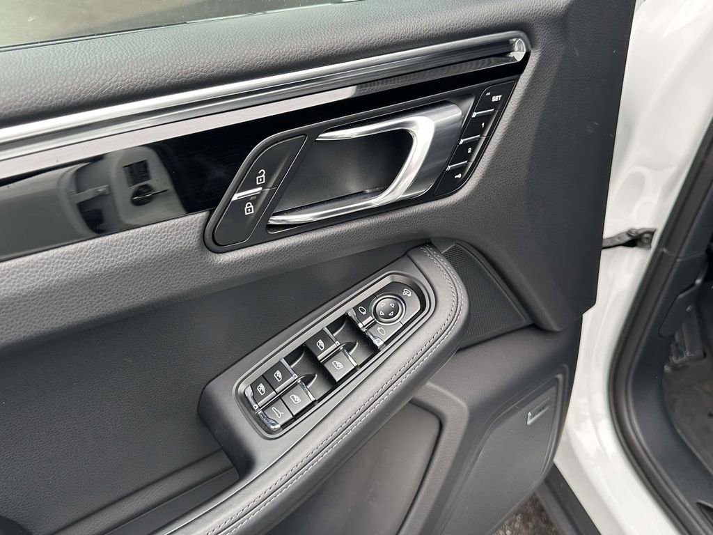 Certified 2025 Porsche Macan Turbo image 18