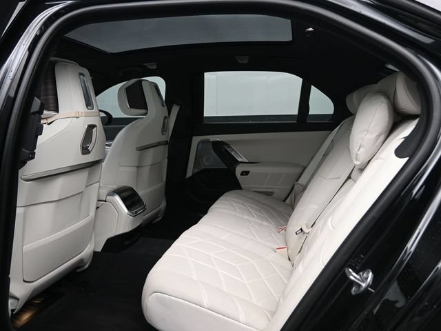 Used 2023 BMW 760i xDrive w/ Executive Package AWD/4WD image 23