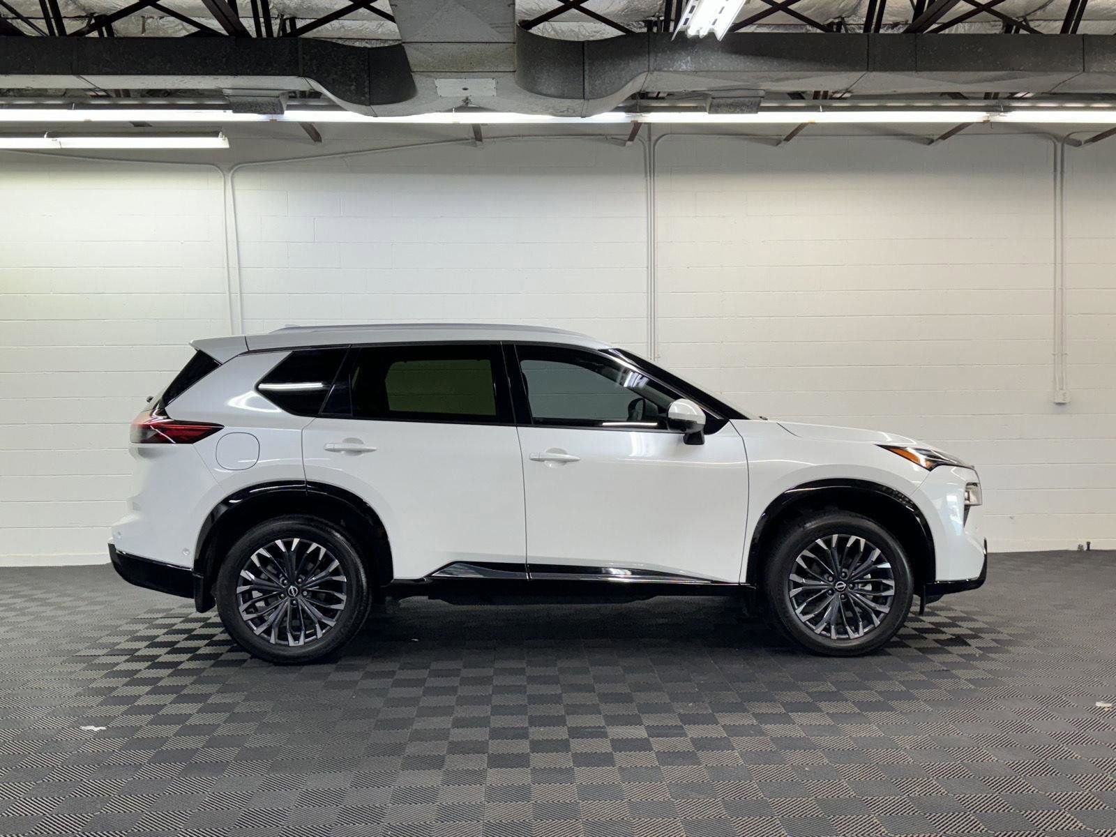 Used 2024 Nissan Rogue Platinum w/ Platinum Premium Package image 4