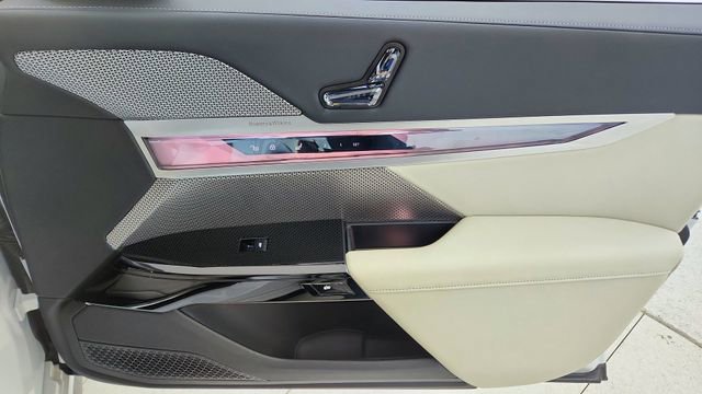 Used 2025 BMW 740i xDrive image 23