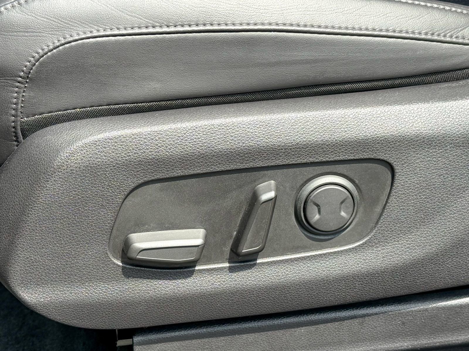 Used 2024 Kia Carnival EX FWD image 19